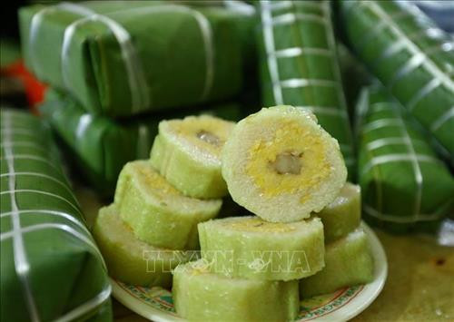 Bánh chưng Lỗ Khê nổi tiếng với vị đậm bùi của nhân bánh, vị thơm của lá dong quyện với nếp cái hoa vàng, nhất là độ rền, mịn của bánh. Ảnh: Minh Quyết – TTXVN Mỗi dịp gần tết, đơn hàng nhiều, cơ sở làm bánh chưng nhà bà Phạm Thị Lành phải thuê thêm người để gói bánh cho kịp, phục vụ khách hàng. Ảnh: Minh Quyết – TTXVN Sau khi đã ráo nước, lá dong được cắt bỏ phần cuống. Ảnh: Minh Quyết – TTXVN Gạo nếp cái hoa vàng được ngâm 1 giờ trước khi gói bánh. Ảnh: Minh Quyết – TTXVN Đậu xanh cũng được chọn lọc kỹ lưỡng và được ngâm 3 giờ trước khi gói bánh. Ảnh: Minh Quyết – TTXVN Thịt lợn làm nhân là thịt vai, tạo độ mềm và ngậy cho nhân bánh. Ảnh: Minh Quyết – TTXVN Ngoài bánh dài, còn có bánh chưng vuông được gói theo nhu cầu của khách hàng. Ảnh: Minh Quyết – TTXVN Bánh chưng được gói theo khuôn. Ảnh: Minh Quyết – TTXVN Bánh chưng làng Lỗ Khê chủ yếu là loại bánh dài. Ảnh: Minh Quyết – TTXVN Những người thợ gói bánh chưng tại hộ gia đình bà Lành (Liên Xá, Đông Anh). Ảnh: Minh Quyết – TTXVN Bánh sau khi gói xong được xếp vào nồi luộc. Những năm gần đây, nhiều hộ đã đổi dần bếp than sang bếp điện để luộc bánh. Ảnh: Minh Quyết – TTXVN Bánh chưng sẽ được luộc trong thời gian từ 6 đến 8 giờ. Ảnh: Minh Quyết – TTXVN Bánh sau khi luộc xong được xếp lên giá, chuẩn bị giao cho khách. Ảnh: Minh Quyết – TTXVN Bánh chưng Lỗ Khê nổi tiếng với vị đậm bùi của nhân bánh, vị thơm của lá dong quyện với nếp cái hoa vàng, nhất là độ rền, mịn của bánh. Ảnh: Minh Quyết – TTXVN Mỗi dịp gần tết, đơn hàng nhiều, cơ sở làm bánh chưng nhà bà Phạm Thị Lành phải thuê thêm người để gói bánh cho kịp, phục vụ khách hàng. Ảnh: Minh Quyết – TTXVN Sau khi đã ráo nước, lá dong được cắt bỏ phần cuống. Ảnh: Minh Quyết – TTXVN Gạo nếp cái hoa vàng được ngâm 1 giờ trước khi gói bánh. Ảnh: Minh Quyết – TTXVN Đậu xanh cũng được chọn lọc kỹ lưỡng và được ngâm 3 giờ trước khi gói bánh. Ảnh: Minh Quyết – TTXVN Thịt lợn làm nhân là thịt vai, tạo độ mềm và ngậy cho nhân bánh. Ảnh: Minh Quyết – TTXVN Ngoài bánh dài, còn có bánh chưng vuông được gói theo nhu cầu của khách hàng. Ảnh: Minh Quyết – TTXVN Bánh chưng được gói theo khuôn. Ảnh: Minh Quyết – TTXVN Bánh chưng làng Lỗ Khê chủ yếu là loại bánh dài. Ảnh: Minh Quyết – TTXVN Những người thợ gói bánh chưng tại hộ gia đình bà Lành (Liên Xá, Đông Anh). Ảnh: Minh Quyết – TTXVN Bánh sau khi gói xong được xếp vào nồi luộc. Những năm gần đây, nhiều hộ đã đổi dần bếp than sang bếp điện để luộc bánh. Ảnh: Minh Quyết – TTXVN Bánh chưng sẽ được luộc trong thời gian từ 6 đến 8 giờ. Ảnh: Minh Quyết – TTXVN Bánh sau khi luộc xong được xếp lên giá, chuẩn bị giao cho khách. Ảnh: Minh Quyết – TTXVN