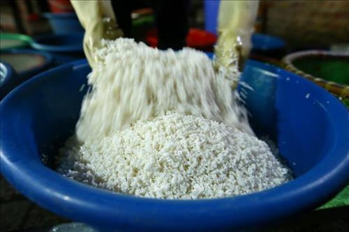 Bánh chưng Lỗ Khê nổi tiếng với vị đậm bùi của nhân bánh, vị thơm của lá dong quyện với nếp cái hoa vàng, nhất là độ rền, mịn của bánh. Ảnh: Minh Quyết – TTXVN Mỗi dịp gần tết, đơn hàng nhiều, cơ sở làm bánh chưng nhà bà Phạm Thị Lành phải thuê thêm người để gói bánh cho kịp, phục vụ khách hàng. Ảnh: Minh Quyết – TTXVN Sau khi đã ráo nước, lá dong được cắt bỏ phần cuống. Ảnh: Minh Quyết – TTXVN Gạo nếp cái hoa vàng được ngâm 1 giờ trước khi gói bánh. Ảnh: Minh Quyết – TTXVN Đậu xanh cũng được chọn lọc kỹ lưỡng và được ngâm 3 giờ trước khi gói bánh. Ảnh: Minh Quyết – TTXVN Thịt lợn làm nhân là thịt vai, tạo độ mềm và ngậy cho nhân bánh. Ảnh: Minh Quyết – TTXVN Ngoài bánh dài, còn có bánh chưng vuông được gói theo nhu cầu của khách hàng. Ảnh: Minh Quyết – TTXVN Bánh chưng được gói theo khuôn. Ảnh: Minh Quyết – TTXVN Bánh chưng làng Lỗ Khê chủ yếu là loại bánh dài. Ảnh: Minh Quyết – TTXVN Những người thợ gói bánh chưng tại hộ gia đình bà Lành (Liên Xá, Đông Anh). Ảnh: Minh Quyết – TTXVN Bánh sau khi gói xong được xếp vào nồi luộc. Những năm gần đây, nhiều hộ đã đổi dần bếp than sang bếp điện để luộc bánh. Ảnh: Minh Quyết – TTXVN Bánh chưng sẽ được luộc trong thời gian từ 6 đến 8 giờ. Ảnh: Minh Quyết – TTXVN Bánh sau khi luộc xong được xếp lên giá, chuẩn bị giao cho khách. Ảnh: Minh Quyết – TTXVN Bánh chưng Lỗ Khê nổi tiếng với vị đậm bùi của nhân bánh, vị thơm của lá dong quyện với nếp cái hoa vàng, nhất là độ rền, mịn của bánh. Ảnh: Minh Quyết – TTXVN Mỗi dịp gần tết, đơn hàng nhiều, cơ sở làm bánh chưng nhà bà Phạm Thị Lành phải thuê thêm người để gói bánh cho kịp, phục vụ khách hàng. Ảnh: Minh Quyết – TTXVN Sau khi đã ráo nước, lá dong được cắt bỏ phần cuống. Ảnh: Minh Quyết – TTXVN Gạo nếp cái hoa vàng được ngâm 1 giờ trước khi gói bánh. Ảnh: Minh Quyết – TTXVN Đậu xanh cũng được chọn lọc kỹ lưỡng và được ngâm 3 giờ trước khi gói bánh. Ảnh: Minh Quyết – TTXVN Thịt lợn làm nhân là thịt vai, tạo độ mềm và ngậy cho nhân bánh. Ảnh: Minh Quyết – TTXVN Ngoài bánh dài, còn có bánh chưng vuông được gói theo nhu cầu của khách hàng. Ảnh: Minh Quyết – TTXVN Bánh chưng được gói theo khuôn. Ảnh: Minh Quyết – TTXVN Bánh chưng làng Lỗ Khê chủ yếu là loại bánh dài. Ảnh: Minh Quyết – TTXVN Những người thợ gói bánh chưng tại hộ gia đình bà Lành (Liên Xá, Đông Anh). Ảnh: Minh Quyết – TTXVN Bánh sau khi gói xong được xếp vào nồi luộc. Những năm gần đây, nhiều hộ đã đổi dần bếp than sang bếp điện để luộc bánh. Ảnh: Minh Quyết – TTXVN Bánh chưng sẽ được luộc trong thời gian từ 6 đến 8 giờ. Ảnh: Minh Quyết – TTXVN Bánh sau khi luộc xong được xếp lên giá, chuẩn bị giao cho khách. Ảnh: Minh Quyết – TTXVN