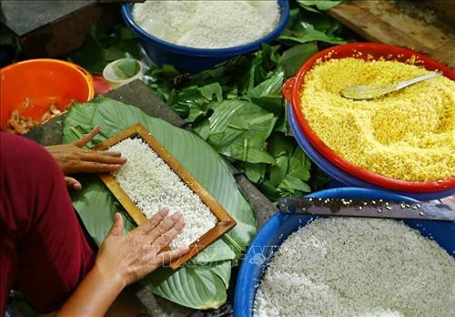 Bánh chưng Lỗ Khê nổi tiếng với vị đậm bùi của nhân bánh, vị thơm của lá dong quyện với nếp cái hoa vàng, nhất là độ rền, mịn của bánh. Ảnh: Minh Quyết – TTXVN Mỗi dịp gần tết, đơn hàng nhiều, cơ sở làm bánh chưng nhà bà Phạm Thị Lành phải thuê thêm người để gói bánh cho kịp, phục vụ khách hàng. Ảnh: Minh Quyết – TTXVN Sau khi đã ráo nước, lá dong được cắt bỏ phần cuống. Ảnh: Minh Quyết – TTXVN Gạo nếp cái hoa vàng được ngâm 1 giờ trước khi gói bánh. Ảnh: Minh Quyết – TTXVN Đậu xanh cũng được chọn lọc kỹ lưỡng và được ngâm 3 giờ trước khi gói bánh. Ảnh: Minh Quyết – TTXVN Thịt lợn làm nhân là thịt vai, tạo độ mềm và ngậy cho nhân bánh. Ảnh: Minh Quyết – TTXVN Ngoài bánh dài, còn có bánh chưng vuông được gói theo nhu cầu của khách hàng. Ảnh: Minh Quyết – TTXVN Bánh chưng được gói theo khuôn. Ảnh: Minh Quyết – TTXVN Bánh chưng làng Lỗ Khê chủ yếu là loại bánh dài. Ảnh: Minh Quyết – TTXVN Những người thợ gói bánh chưng tại hộ gia đình bà Lành (Liên Xá, Đông Anh). Ảnh: Minh Quyết – TTXVN Bánh sau khi gói xong được xếp vào nồi luộc. Những năm gần đây, nhiều hộ đã đổi dần bếp than sang bếp điện để luộc bánh. Ảnh: Minh Quyết – TTXVN Bánh chưng sẽ được luộc trong thời gian từ 6 đến 8 giờ. Ảnh: Minh Quyết – TTXVN Bánh sau khi luộc xong được xếp lên giá, chuẩn bị giao cho khách. Ảnh: Minh Quyết – TTXVN Bánh chưng Lỗ Khê nổi tiếng với vị đậm bùi của nhân bánh, vị thơm của lá dong quyện với nếp cái hoa vàng, nhất là độ rền, mịn của bánh. Ảnh: Minh Quyết – TTXVN Mỗi dịp gần tết, đơn hàng nhiều, cơ sở làm bánh chưng nhà bà Phạm Thị Lành phải thuê thêm người để gói bánh cho kịp, phục vụ khách hàng. Ảnh: Minh Quyết – TTXVN Sau khi đã ráo nước, lá dong được cắt bỏ phần cuống. Ảnh: Minh Quyết – TTXVN Gạo nếp cái hoa vàng được ngâm 1 giờ trước khi gói bánh. Ảnh: Minh Quyết – TTXVN Đậu xanh cũng được chọn lọc kỹ lưỡng và được ngâm 3 giờ trước khi gói bánh. Ảnh: Minh Quyết – TTXVN Thịt lợn làm nhân là thịt vai, tạo độ mềm và ngậy cho nhân bánh. Ảnh: Minh Quyết – TTXVN Ngoài bánh dài, còn có bánh chưng vuông được gói theo nhu cầu của khách hàng. Ảnh: Minh Quyết – TTXVN Bánh chưng được gói theo khuôn. Ảnh: Minh Quyết – TTXVN Bánh chưng làng Lỗ Khê chủ yếu là loại bánh dài. Ảnh: Minh Quyết – TTXVN Những người thợ gói bánh chưng tại hộ gia đình bà Lành (Liên Xá, Đông Anh). Ảnh: Minh Quyết – TTXVN Bánh sau khi gói xong được xếp vào nồi luộc. Những năm gần đây, nhiều hộ đã đổi dần bếp than sang bếp điện để luộc bánh. Ảnh: Minh Quyết – TTXVN Bánh chưng sẽ được luộc trong thời gian từ 6 đến 8 giờ. Ảnh: Minh Quyết – TTXVN Bánh sau khi luộc xong được xếp lên giá, chuẩn bị giao cho khách. Ảnh: Minh Quyết – TTXVN