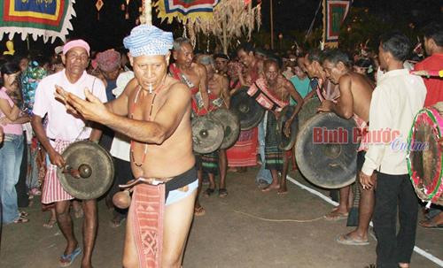 Goong, Chinh, Goong Xơn Gănt hay còn gọi là Cồng, Chiêng không chỉ là một nhạc cụ đơn thuần mà còn là tài sản vô giá, văn hóa tiêu biểu của người S’ Tiêng sinh sống trên mảnh đất Bình Phước. Ảnh: baobinhphuoc.com.vn Goong, Chinh, Goong Xơn Gănt hay còn gọi là Cồng, Chiêng không chỉ là một nhạc cụ đơn thuần mà còn là tài sản vô giá, văn hóa tiêu biểu của người S’ Tiêng sinh sống trên mảnh đất Bình Phước. Ảnh: baobinhphuoc.com.vn