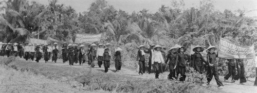 Đồng bào huyện Châu Thành, Mỹ Tho (nay là tỉnh Tiền Giang) biểu tình phản đối Đế quốc Mỹ và bè lũ tay sai (năm 1967). Ảnh: TTXVN Đồng bào huyện Châu Thành, Mỹ Tho (nay là tỉnh Tiền Giang) biểu tình phản đối Đế quốc Mỹ và bè lũ tay sai (năm 1967). Ảnh: TTXVN