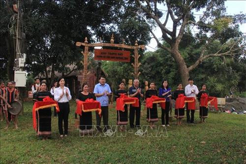 Cắt băng khánh thành khu tượng dân gian dân tộc Jrai và Bahnar tại làng Ốp, thành phố Pleiku (Gia Lai). Ảnh: Hồng Điệp - TTXVN Cắt băng khánh thành khu tượng dân gian dân tộc Jrai và Bahnar tại làng Ốp, thành phố Pleiku (Gia Lai). Ảnh: Hồng Điệp - TTXVN