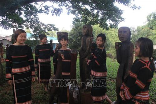 Phụ nữ Jrai bên các bức tượng dân gian. Ảnh: Hồng Điệp - TTXVN Phụ nữ Jrai bên các bức tượng dân gian. Ảnh: Hồng Điệp - TTXVN