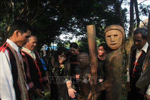 Hướng dẫn viên giới thiệu về ý nghĩa bức tượng. Ảnh: Hồng Điệp - TTXVN Hướng dẫn viên giới thiệu về ý nghĩa bức tượng. Ảnh: Hồng Điệp - TTXVN