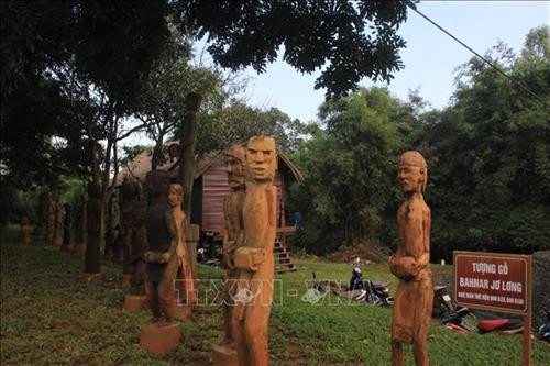 Tượng dân tộc Bahnar trong khu tượng dân gian. Ảnh: Hồng Điệp - TTXVN Tượng dân tộc Bahnar trong khu tượng dân gian. Ảnh: Hồng Điệp - TTXVN