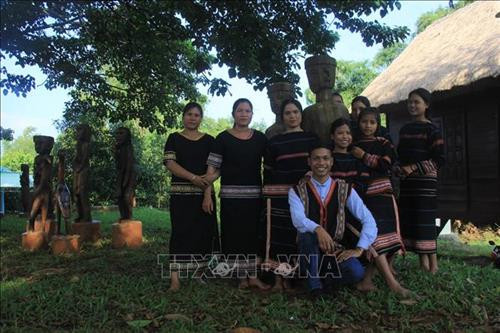 Dân làng Ốp, thành phố Pleiku vui mừng chụp ảnh lưu niệm bên các tượng dân gian mới được trưng bày. Ảnh: Hồng Điệp - TTXVN Dân làng Ốp, thành phố Pleiku vui mừng chụp ảnh lưu niệm bên các tượng dân gian mới được trưng bày. Ảnh: Hồng Điệp - TTXVN