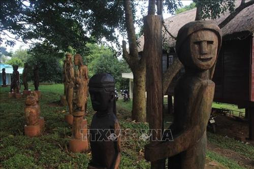 Tượng dân tộc Jrai trong khu tượng dân gian. Ảnh: Hồng Điệp - TTXVN Tượng dân tộc Jrai trong khu tượng dân gian. Ảnh: Hồng Điệp - TTXVN