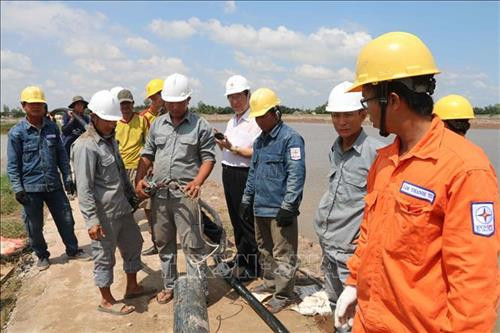 Trà Vinh đưa điện vượt sông về xã đảo Long Hòa. Ảnh : Huỳnh Phúc Sơn Trà Vinh đưa điện vượt sông về xã đảo Long Hòa. Ảnh : Huỳnh Phúc Sơn