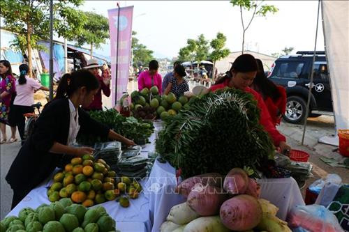 Gian trưng bày giới thiệu sản phẩm tại phiên chợ truyền thông. Ảnh: Nhan Sinh - TTXVN Gian trưng bày giới thiệu sản phẩm tại phiên chợ truyền thông. Ảnh: Nhan Sinh - TTXVN