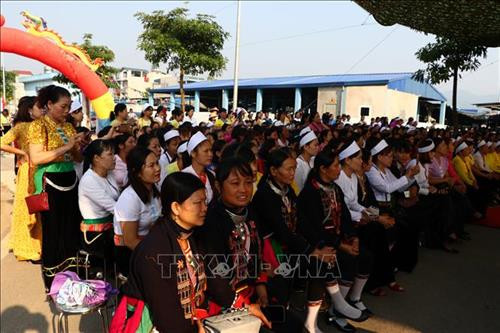 Quang cảnh phiên chợ truyền thông tại huyện Lương Sơn. Ảnh: Nhan Sinh - TTXVN Quang cảnh phiên chợ truyền thông tại huyện Lương Sơn. Ảnh: Nhan Sinh - TTXVN