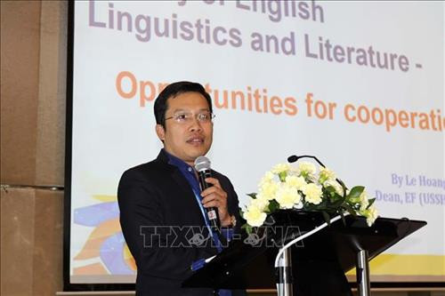 Tiến sĩ Lê Hoàng Dũng, Trưởng khoa Anh văn trường đại học Khoa học Xã hội và Nhân văn phát biểu tại hội thảo “Giáo dục Nghề nghiệp Anh Quốc - Việt Nam: Hướng tới Hệ thống Kỹ năng nghề đảm bảo chất lượng. Ảnh: Thanh Vũ-TTXVN Tiến sĩ Lê Hoàng Dũng, Trưởng khoa Anh văn trường đại học Khoa học Xã hội và Nhân văn phát biểu tại hội thảo “Giáo dục Nghề nghiệp Anh Quốc - Việt Nam: Hướng tới Hệ thống Kỹ năng nghề đảm bảo chất lượng. Ảnh: Thanh Vũ-TTXVN