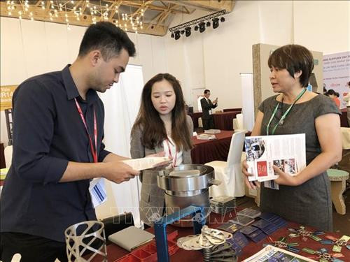 Các nhà cung cấp giới thiệu sản phẩm sản xuất. Ảnh: Mỹ Phương - TTXVN Các nhà cung cấp giới thiệu sản phẩm sản xuất. Ảnh: Mỹ Phương - TTXVN