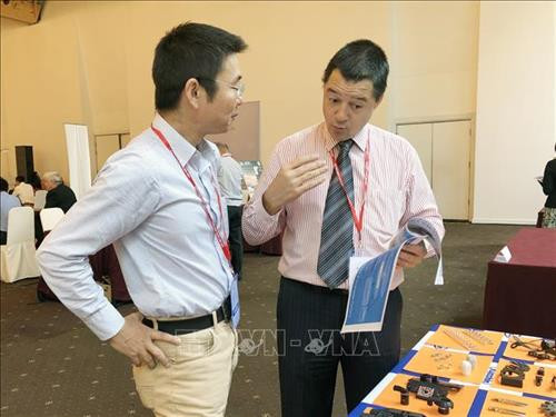 Doanh nghiệp thông tin sản phẩm, dịch vụ đến đối tác. Ảnh: Mỹ Phương - TTXVN Doanh nghiệp thông tin sản phẩm, dịch vụ đến đối tác. Ảnh: Mỹ Phương - TTXVN