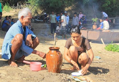 Nay H’Sương sau khi tắm xả xui được già làng làm lễ, uống rượu xả xui Nay H’Sương sau khi tắm xả xui được già làng làm lễ, uống rượu xả xui