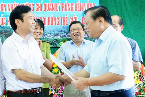 Ông Nguyễn Văn Nhã, Tổng Giám đốc Công ty TNHH MTV Lâm nghiệp Ba Chẽ (ngoài cùng bên trái) nhận chứng chỉ rừng FSC-FM. Ảnh :baoquangninh.com.vn Ông Nguyễn Văn Nhã, Tổng Giám đốc Công ty TNHH MTV Lâm nghiệp Ba Chẽ (ngoài cùng bên trái) nhận chứng chỉ rừng FSC-FM. Ảnh :baoquangninh.com.vn