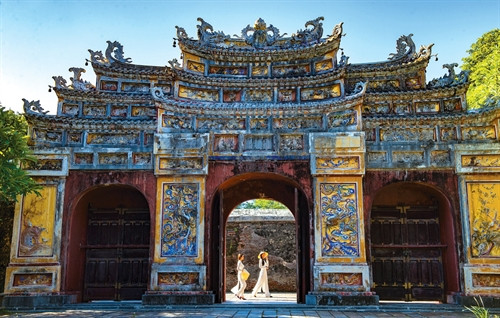 Miếu môn, cổng vào các khu vực miếu thờ trong Đại nội nằm bên trái Ngọ môn.