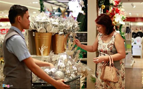 Philippines là quốc gia có dân số theo đạo Thiên Chúa lớn nhất châu Á. Đây cũng là một trong những đất nước đón Noel dài nhất thế giới. Người dân bắt đầu trang hoàng nhà cửa từ đầu tháng 9. Không khí Giáng sinh len lỏi vào mọi ngóc ngách của cuộc sống nơi đây. Từ đường phố, nhà hàng cho đến các trung tâm thương mại đều ngập tràn trong ánh nến, đèn màu. Những cây thông khổng lồ, nhà tuyết, ông già Noel, xe kéo tuần lộc đều đã sẵn sàng cho ngày lễ cuối năm. Tannya, hướng dẫn viên du lịch địa phương nói: "Người dân Philippines rất coi trọng lễ Giáng sinh. Nhiều nghi lễ có từ thế kỷ 16 vẫn được họ duy trì đến giờ". Lễ tân một khách sạn ở thủ đô Manila cũng thay đồng phục Noel để đón khách. Từ đầu tháng 9, những bài hát về Giáng sinh đã bắt đầu vang lên khắp nơi trên đất nước. Không khí Giáng sinh ở Philippines có nhiều nét tương đồng với các quốc gia phương Tây. Khắp nơi trên đất nước này là những nhà thờ cổ được xây dựng từ giai đoạn thuộc địa Tây Ban Nha. Điều khiến Giáng sinh ở Philippines trở nên khác biệt là hầu hết dân số ở đây đều theo đạo Thiên Chúa. Từ nhà ra phố, trên những chiếc xe Jeepney rong ruổi ngập tràn hình ảnh của ngày lễ. Các trung tâm thương mại dành một diện tích lớn trưng bày các vật dụng trang trí cho Giáng sinh. Những cây thông Noel với kích cỡ, kiểu dáng, màu sắc khác nhau được bày bán từ vài trăm nghìn đến vài triệu đồng. Người dân ở Philippines không sắm sửa cho Noel cùng lúc, thi thoảng họ lại đi chợ, siêu thị để mua thêm vài món đồ trang trí. Đây là một trong những lý do vì sao ở đây có thể đón Giáng sinh trong thời gian dài như vậy. Dù có theo đạo Thiên Chúa hay không thì bạn cũng nên một lần đến Philippines để hoà mình vào không khí Noel sôi động nơi đây. Việc di chuyển từ Việt Nam đến Philippines cũng đơn giản hơn trước. Vé máy bay rẻ, chi phí dịch vụ thấp kèm nhiều nét tương đồng về văn hoá khiến Philippines trở thành một trong những điểm đến hấp dẫn nhất mùa Noel của cộng đồng du lịch Việt. Tại đây, bạn cũng có thể dễ dàng tìm mua những món quà Giáng sinh hấp dẫn cho gia đình và bản thân. Các con chiên sẽ tập trung trong nhà thờ từ rất sớm. Họ thắp đèn với nhiều màu sắc và bắt đầu cầu nguyện cùng nhau. Ngoài ra, người Philippines còn có lễ hội đèn lồng khổng lồ. Những chiếc đèn lồng hình ông sao trong dịp giáng sinh của người Philippines được gọi là Parol. Philippines là quốc gia có dân số theo đạo Thiên Chúa lớn nhất châu Á. Đây cũng là một trong những đất nước đón Noel dài nhất thế giới. Người dân bắt đầu trang hoàng nhà cửa từ đầu tháng 9. Không khí Giáng sinh len lỏi vào mọi ngóc ngách của cuộc sống nơi đây. Từ đường phố, nhà hàng cho đến các trung tâm thương mại đều ngập tràn trong ánh nến, đèn màu. Những cây thông khổng lồ, nhà tuyết, ông già Noel, xe kéo tuần lộc đều đã sẵn sàng cho ngày lễ cuối năm. Tannya, hướng dẫn viên du lịch địa phương nói: "Người dân Philippines rất coi trọng lễ Giáng sinh. Nhiều nghi lễ có từ thế kỷ 16 vẫn được họ duy trì đến giờ". Lễ tân một khách sạn ở thủ đô Manila cũng thay đồng phục Noel để đón khách. Từ đầu tháng 9, những bài hát về Giáng sinh đã bắt đầu vang lên khắp nơi trên đất nước. Không khí Giáng sinh ở Philippines có nhiều nét tương đồng với các quốc gia phương Tây. Khắp nơi trên đất nước này là những nhà thờ cổ được xây dựng từ giai đoạn thuộc địa Tây Ban Nha. Điều khiến Giáng sinh ở Philippines trở nên khác biệt là hầu hết dân số ở đây đều theo đạo Thiên Chúa. Từ nhà ra phố, trên những chiếc xe Jeepney rong ruổi ngập tràn hình ảnh của ngày lễ. Các trung tâm thương mại dành một diện tích lớn trưng bày các vật dụng trang trí cho Giáng sinh. Những cây thông Noel với kích cỡ, kiểu dáng, màu sắc khác nhau được bày bán từ vài trăm nghìn đến vài triệu đồng. Người dân ở Philippines không sắm sửa cho Noel cùng lúc, thi thoảng họ lại đi chợ, siêu thị để mua thêm vài món đồ trang trí. Đây là một trong những lý do vì sao ở đây có thể đón Giáng sinh trong thời gian dài như vậy. Dù có theo đạo Thiên Chúa hay không thì bạn cũng nên một lần đến Philippines để hoà mình vào không khí Noel sôi động nơi đây. Việc di chuyển từ Việt Nam đến Philippines cũng đơn giản hơn trước. Vé máy bay rẻ, chi phí dịch vụ thấp kèm nhiều nét tương đồng về văn hoá khiến Philippines trở thành một trong những điểm đến hấp dẫn nhất mùa Noel của cộng đồng du lịch Việt. Tại đây, bạn cũng có thể dễ dàng tìm mua những món quà Giáng sinh hấp dẫn cho gia đình và bản thân. Các con chiên sẽ tập trung trong nhà thờ từ rất sớm. Họ thắp đèn với nhiều màu sắc và bắt đầu cầu nguyện cùng nhau. Ngoài ra, người Philippines còn có lễ hội đèn lồng khổng lồ. Những chiếc đèn lồng hình ông sao trong dịp giáng sinh của người Philippines được gọi là Parol.