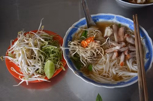Bún nước lèo Sóc Trăng mang đậm nét ẩm thực Khmer. Ảnh: Má Lúm