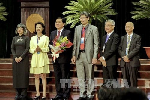 Đồng chí Đinh La Thăng (thứ 3, từ trái sang), Ủy viên Bộ Chính trị, Bí thư Thành ủy Thành phố Hồ Chí Minh nhận hoa cảm ơn từ đại diện cộng đồng kiều bào Việt Nam toàn thế giới, nhân dịp hội nghị được tổ chức tại Thành phố Hồ Chí Minh