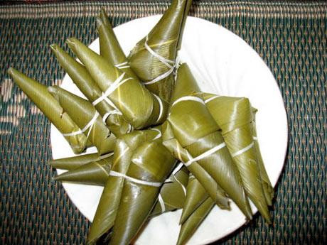 Akoat (bánh sừng) – món bánh đặc trưng trong các lễ hội của người Tà Ôi Akoat (bánh sừng) – món bánh đặc trưng trong các lễ hội của người Tà Ôi