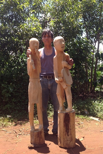 Nghệ nhân Brôh (xã Ia Ka, huyện Chư Pah) và tượng mới tạc. Ảnh: H.T.H Nghệ nhân Brôh (xã Ia Ka, huyện Chư Pah) và tượng mới tạc. Ảnh: H.T.H