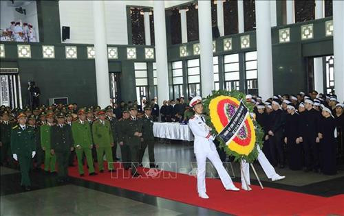 Nhà tang lễ quốc gia, số 5 Trần Thánh Tông (Hà Nội), nơi tổ chức Quốc tang Chủ tịch nước Trần Đại Quang. Ảnh: TTXVN Đồng chí Trương Hoà Bình, Ủy viên Bộ Chính trị, Phó Thủ tướng thường trực Chính phủ đọc Tiểu sử Chủ tịch nước Trần Đại Quang và danh sách Ban Lễ tang. Ảnh: TTXVN Ông Trần Quân, con trai trưởng của Chủ tịch nước Trần Đại Quang thắp nén hương viếng Cha. Ảnh: TTXVN Đoàn gia đình, họ hàng nội ngoại viếng Chủ tịch nước Trần Đại Quang. Ảnh: Nhan Sáng – TTXVN Đoàn Ban Chấp hành Trung ương Đảng Cộng sản Việt Nam, do đồng chí Nguyễn Phú Trọng, Tổng Bí thư Ban Chấp hành Trung ương Đảng làm Trưởng đoàn, viếng Chủ tịch nước Trần Đại Quang. Ảnh: TTXVN Tổng Bí thư Nguyễn Phú Trọng ghi sổ tang. Ảnh: TTXVN Đoàn Chính phủ nước Cộng hòa XHCN Việt Nam, do đồng chí Nguyễn Xuân Phúc, Ủy viên Bộ Chính trị, Thủ tướng Chính phủ làm Trưởng đoàn, viếng Chủ tịch nước Trần Đại Quang. Ảnh: Nhan Sáng – TTXVN Thủ tướng Nguyễn Xuân Phúc chia buồn cùng tang quyến Chủ tịch nước Trần Đại Quang. Ảnh: TTXVN Nguyên Ủy viên Bộ Chính trị, nguyên Chủ tịch nước Trần Đức Lương (bên trái) và nguyên Ủy viên Bộ Chính trị, nguyên Thủ tướng Chính phủ Nguyễn Tấn Dũng (bên phải) ghi sổ tang. Ảnh: TTXVN Đoàn Quốc hội nước Cộng hòa XHCN Việt Nam, do đồng chí Nguyễn Thị Kim Ngân, Ủy viên Bộ Chính trị, Chủ tịch Quốc hội làm Trưởng đoàn, viếng Chủ tịch nước Trần Đại Quang. Ảnh: Nhan Sáng – TTXVN Đồng chí Tòng Thị Phóng (bên trái), Ủy viên Bộ Chính trị, Phó Chủ tịch thường trực Quốc hội và đồng chí Đặng Thị Ngọc Thịnh, Ủy viên Trung ương Đảng, Quyền Chủ tịch nước chia buồn cùng tang quyến Chủ tịch nước Trần Đại Quang. Ảnh: TTXVN Đoàn Văn phòng Chủ tịch nước Cộng hòa XHCN Việt Nam, do đồng chí Đặng Thị Ngọc Thịnh, Ủy viên Trung ương Đảng, Quyền Chủ tịch nước làm Trưởng đoàn, viếng Chủ tịch nước Trần Đại Quang. Ảnh: Nhan Sáng – TTXVN Đoàn Ủy ban Trung ương Mặt trận Tổ quốc Việt Nam, do đồng chí Hầu A Lềnh, Ủy viên Trung ương Đảng, Phó Chủ tịch, Tổng Thư ký UBTƯ MTTQ Việt Nam làm Trưởng đoàn, viếng Chủ tịch nước Trần Đại Quang. Ảnh: TTXVN Đoàn Ban Dân vận Trung ương, do đồng chí Trương Thị Mai, Ủy viên Bộ Chính trị, Bí thư Trung ương Đảng, Trưởng Ban Dân vận Trung ương làm Trưởng đoàn, viếng Chủ tịch nước Trần Đại Quang. Ảnh: TTXVN Đoàn Ban Tổ chức Trung ương, do đồng chí Phạm Minh Chính, Ủy viên Bộ Chính trị, Bí thư Trung ương Đảng, Trưởng Ban Tổ chức Trung ương làm Trưởng đoàn, viếng Chủ tịch nước Trần Đại Quang. Ảnh: Nhan Sáng – TTXVN Đoàn Đảng ủy Công an Trung ương, Bộ Công an, do Thượng tướng Tô Lâm, Ủy viên Bộ Chính trị, Bí thư Đảng ủy Công an Trung ương, Bộ trưởng Bộ Công an làm Trưởng đoàn, viếng Chủ tịch nước Trần Đại Quang. Ảnh: TTXVN Đoàn Quân ủy Trung ương, Bộ Quốc phòng, do đồng chí Ngô Xuân Lịch, Ủy viên Bộ Chính trị, Phó Bí thư Quân ủy Trung ương, Bộ trưởng Bộ Quốc phòng làm Trưởng đoàn, viếng Chủ tịch nước Trần Đại Quang. Ảnh: TTXVN Đoàn Thành ủy, HĐND, UBND, Ủy ban MTTQ Việt Nam TP Hà Nội, do đồng chí Hoàng Trung Hải, Ủy viên Bộ Chính trị, Bí thư Thành uỷ Hà Nội làm Trưởng đoàn, viếng Chủ tịch nước Trần Đại Quang. Ảnh: Nhan Sáng – TTXVN Đoàn Tỉnh ủy, HĐND, UBND, Ủy ban Mặt trận Tổ quốc Việt Nam tỉnh Ninh Bình, do đồng chí Nguyễn Thị Thanh, Ủy viên Trung ương Đảng, Bí thư Tỉnh ủy Ninh Bình làm Trưởng đoàn, viếng Chủ tịch nước Trần Đại Quang. Ảnh: Nhan Sáng – TTXVN Nhà tang lễ quốc gia, số 5 Trần Thánh Tông (Hà Nội), nơi tổ chức Quốc tang Chủ tịch nước Trần Đại Quang. Ảnh: TTXVN Đồng chí Trương Hoà Bình, Ủy viên Bộ Chính trị, Phó Thủ tướng thường trực Chính phủ đọc Tiểu sử Chủ tịch nước Trần Đại Quang và danh sách Ban Lễ tang. Ảnh: TTXVN Ông Trần Quân, con trai trưởng của Chủ tịch nước Trần Đại Quang thắp nén hương viếng Cha. Ảnh: TTXVN Đoàn gia đình, họ hàng nội ngoại viếng Chủ tịch nước Trần Đại Quang. Ảnh: Nhan Sáng – TTXVN Đoàn Ban Chấp hành Trung ương Đảng Cộng sản Việt Nam, do đồng chí Nguyễn Phú Trọng, Tổng Bí thư Ban Chấp hành Trung ương Đảng làm Trưởng đoàn, viếng Chủ tịch nước Trần Đại Quang. Ảnh: TTXVN Tổng Bí thư Nguyễn Phú Trọng ghi sổ tang. Ảnh: TTXVN Đoàn Chính phủ nước Cộng hòa XHCN Việt Nam, do đồng chí Nguyễn Xuân Phúc, Ủy viên Bộ Chính trị, Thủ tướng Chính phủ làm Trưởng đoàn, viếng Chủ tịch nước Trần Đại Quang. Ảnh: Nhan Sáng – TTXVN Thủ tướng Nguyễn Xuân Phúc chia buồn cùng tang quyến Chủ tịch nước Trần Đại Quang. Ảnh: TTXVN Nguyên Ủy viên Bộ Chính trị, nguyên Chủ tịch nước Trần Đức Lương (bên trái) và nguyên Ủy viên Bộ Chính trị, nguyên Thủ tướng Chính phủ Nguyễn Tấn Dũng (bên phải) ghi sổ tang. Ảnh: TTXVN Đoàn Quốc hội nước Cộng hòa XHCN Việt Nam, do đồng chí Nguyễn Thị Kim Ngân, Ủy viên Bộ Chính trị, Chủ tịch Quốc hội làm Trưởng đoàn, viếng Chủ tịch nước Trần Đại Quang. Ảnh: Nhan Sáng – TTXVN Đồng chí Tòng Thị Phóng (bên trái), Ủy viên Bộ Chính trị, Phó Chủ tịch thường trực Quốc hội và đồng chí Đặng Thị Ngọc Thịnh, Ủy viên Trung ương Đảng, Quyền Chủ tịch nước chia buồn cùng tang quyến Chủ tịch nước Trần Đại Quang. Ảnh: TTXVN Đoàn Văn phòng Chủ tịch nước Cộng hòa XHCN Việt Nam, do đồng chí Đặng Thị Ngọc Thịnh, Ủy viên Trung ương Đảng, Quyền Chủ tịch nước làm Trưởng đoàn, viếng Chủ tịch nước Trần Đại Quang. Ảnh: Nhan Sáng – TTXVN Đoàn Ủy ban Trung ương Mặt trận Tổ quốc Việt Nam, do đồng chí Hầu A Lềnh, Ủy viên Trung ương Đảng, Phó Chủ tịch, Tổng Thư ký UBTƯ MTTQ Việt Nam làm Trưởng đoàn, viếng Chủ tịch nước Trần Đại Quang. Ảnh: TTXVN Đoàn Ban Dân vận Trung ương, do đồng chí Trương Thị Mai, Ủy viên Bộ Chính trị, Bí thư Trung ương Đảng, Trưởng Ban Dân vận Trung ương làm Trưởng đoàn, viếng Chủ tịch nước Trần Đại Quang. Ảnh: TTXVN Đoàn Ban Tổ chức Trung ương, do đồng chí Phạm Minh Chính, Ủy viên Bộ Chính trị, Bí thư Trung ương Đảng, Trưởng Ban Tổ chức Trung ương làm Trưởng đoàn, viếng Chủ tịch nước Trần Đại Quang. Ảnh: Nhan Sáng – TTXVN Đoàn Đảng ủy Công an Trung ương, Bộ Công an, do Thượng tướng Tô Lâm, Ủy viên Bộ Chính trị, Bí thư Đảng ủy Công an Trung ương, Bộ trưởng Bộ Công an làm Trưởng đoàn, viếng Chủ tịch nước Trần Đại Quang. Ảnh: TTXVN Đoàn Quân ủy Trung ương, Bộ Quốc phòng, do đồng chí Ngô Xuân Lịch, Ủy viên Bộ Chính trị, Phó Bí thư Quân ủy Trung ương, Bộ trưởng Bộ Quốc phòng làm Trưởng đoàn, viếng Chủ tịch nước Trần Đại Quang. Ảnh: TTXVN Đoàn Thành ủy, HĐND, UBND, Ủy ban MTTQ Việt Nam TP Hà Nội, do đồng chí Hoàng Trung Hải, Ủy viên Bộ Chính trị, Bí thư Thành uỷ Hà Nội làm Trưởng đoàn, viếng Chủ tịch nước Trần Đại Quang. Ảnh: Nhan Sáng – TTXVN Đoàn Tỉnh ủy, HĐND, UBND, Ủy ban Mặt trận Tổ quốc Việt Nam tỉnh Ninh Bình, do đồng chí Nguyễn Thị Thanh, Ủy viên Trung ương Đảng, Bí thư Tỉnh ủy Ninh Bình làm Trưởng đoàn, viếng Chủ tịch nước Trần Đại Quang. Ảnh: Nhan Sáng – TTXVN