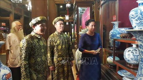 Lãnh đạo Bộ Văn hóa Thể thao và Du lịch tham quan khu vực trưng bày. Ảnh: Đinh Thuận - TTXVN