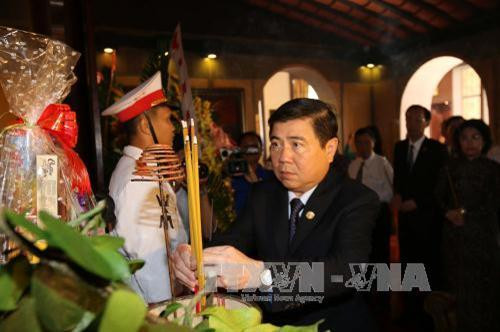 Đồng chí Nguyễn Thành Phong dâng hương tưởng nhớ Chủ tịch Tôn Đức Thắng. Ảnh: Thanh Vũ -TTXVN