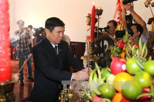 Đồng chí Nguyễn Thành Phong dâng hương tưởng niệm Chủ tịch Hồ Chí Minh. Ảnh: Thanh Vũ-TTXVN