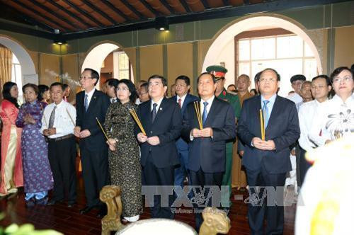 Các đồng chí lão thành cách mạng dâng hương Chủ tịch Tôn Đức Thắng tại Bảo tàng Chủ tịch Tôn Đức Thắng. Ảnh: Thanh Vũ-TTXVN