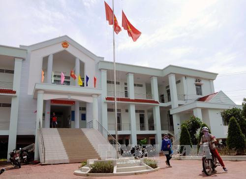 Ủy Ban Nhân dân xã Đất Mũi được đầu tư, xây dựng khang trang. Ảnh: An Hiếu - TTXVN Ủy Ban Nhân dân xã Đất Mũi được đầu tư, xây dựng khang trang. Ảnh: An Hiếu - TTXVN