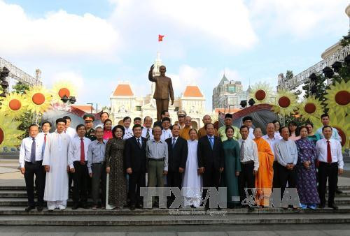 Các đại biểu dâng hoa Chủ tịch Hồ Chí Minh tại Công viên tượng đài Bác Hồ (phố đi bộ Nguyễn Huệ). Ảnh: Thanh Vũ-TTXVN