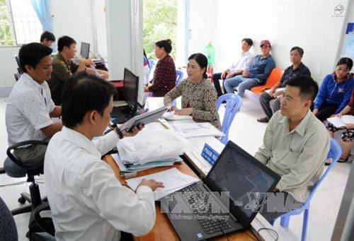 Các phòng chức năng giải quyết thủ tục hành chính tại UBND xã Đất Mũi được đầu tư, xây dựng khang trang. Ảnh: An Hiếu - TTXVN Các phòng chức năng giải quyết thủ tục hành chính tại UBND xã Đất Mũi được đầu tư, xây dựng khang trang. Ảnh: An Hiếu - TTXVN