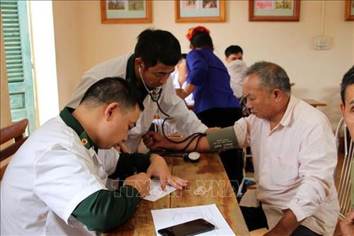 Chương trình đã tư vấn, khám và cấp phát thuốc miễn phí cho người dân vùng biên giới. Ảnh: Diệp Anh - TTXVN Chương trình đã tư vấn, khám và cấp phát thuốc miễn phí cho người dân vùng biên giới. Ảnh: Diệp Anh - TTXVN