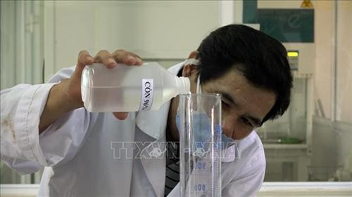 Giảng viên của trường Cao đẳng Công thương Miền Trung pha chế nước rửa tay khô sát khuẩn trong phòng thí nghiệm. Ảnh: Xuân Triệu - TTXVN Giảng viên của trường Cao đẳng Công thương Miền Trung pha chế nước rửa tay khô sát khuẩn trong phòng thí nghiệm. Ảnh: Xuân Triệu - TTXVN