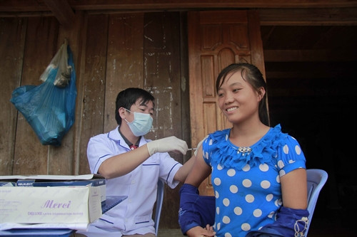 Cán bộ y tế dự phòng huyện Đam Rông tiêm chủng cho trẻ em và phụ nữ tại tiểu khu 179, xã Liêng S’rônh. Ảnh: Đặng Tuấn-TTXVN