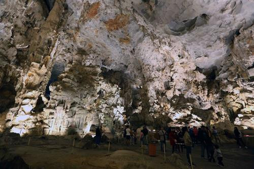 Đường vào động Thiên Cung. Ảnh: Quang Quyết - TTXVN Không chỉ công nhận Vịnh Hạ Long là di sản thiên nhiên thế giới với giá trị ngoại hạng toàn cầu về mặt thẩm mĩ (12/1994), danh thắng này của Việt Nam còn được UNESCO công nhận là di sản thế giới lần thứ 2 theo tiêu chuẩn về giá trị địa chất với hai giá trị nổi bật toàn cầu về lịch sử địa chất và địa mạo caxtơ. Ảnh: Quang Quyết - TTXVN Đảo đá và các hang động trên Vịnh Hạ Long mang đặc trưng của địa hình có tuổi kiến tạo địa chất từ 250 - 280 triệu năm, là kết quả của quá trình vận động nâng lên, hạ xuống nhiều lần từ lục địa thành trũng biển. Ảnh: Quang Quyết - TTXVN Một góc hang Đầu Gỗ, một trong các động tuyệt đẹp bên trong các đảo đá trên Vịnh Hạ Long. Ảnh: Quang Quyết - TTXVN Tiềm ẩn trong lòng các đảo đá trên Vịnh Hạ Long là những hang động tuyệt đẹp như động Thiên Cung, hang Đầu Gỗ, động Sửng Sốt, hang Trinh Nữ, động Tam Cung… Đó thực sự là những "lâu đài của tạo hoá" giữa chốn trần gian. Ảnh: Quang Quyết - TTXVN Một góc hang Sửng Sốt - một trong các động tuyệt đẹp trong lòng đảo đá của Vịnh Hạ Long. Ảnh: Quang Quyết - TTXVN Phần lớn đảo đá trong Vịnh Hạ Long là đảo đá vôi, trong đó vùng lõi của Vịnh có diện tích 335 km² quần tụ dày đặc 775 hòn đảo. Ảnh: Quang Quyết - TTXVN Vịnh Hạ Long có tổng diện tích 1553 km2 gồm 1969 hòn đảo lớn nhỏ, trong đó 989 đảo có tên và 980 đảo chưa có tên. Ảnh: Quang Quyết - TTXVN Vùng di sản của Vịnh Hạ Long được UNESCO công nhận có diện tích 434 km2, bao gồm 775 đảo, như một hình tam giác với ba đỉnh là đảo Đầu Gỗ (phía tây), hồ Ba Hầm (phía nam) và đảo Cống Tây (phía đông). Ảnh: Quang Quyết - TTXVN Vịnh Hạ Long nằm ở vùng Đông Bắc Việt Nam, là một phần phía tây Vịnh Bắc Bộ, bao gồm vùng biển của thành phố Hạ Long, thành phố Cẩm Phả và một phần của huyện đảo Vân Đồn. Ảnh: Quang Quyết - TTXVN Một góc Vịnh Hạ Long. Ảnh: Quang Quyết - TTXVN Đường vào động Thiên Cung. Ảnh: Quang Quyết - TTXVN Không chỉ công nhận Vịnh Hạ Long là di sản thiên nhiên thế giới với giá trị ngoại hạng toàn cầu về mặt thẩm mĩ (12/1994), danh thắng này của Việt Nam còn được UNESCO công nhận là di sản thế giới lần thứ 2 theo tiêu chuẩn về giá trị địa chất với hai giá trị nổi bật toàn cầu về lịch sử địa chất và địa mạo caxtơ. Ảnh: Quang Quyết - TTXVN Đảo đá và các hang động trên Vịnh Hạ Long mang đặc trưng của địa hình có tuổi kiến tạo địa chất từ 250 - 280 triệu năm, là kết quả của quá trình vận động nâng lên, hạ xuống nhiều lần từ lục địa thành trũng biển. Ảnh: Quang Quyết - TTXVN Một góc hang Đầu Gỗ, một trong các động tuyệt đẹp bên trong các đảo đá trên Vịnh Hạ Long. Ảnh: Quang Quyết - TTXVN Tiềm ẩn trong lòng các đảo đá trên Vịnh Hạ Long là những hang động tuyệt đẹp như động Thiên Cung, hang Đầu Gỗ, động Sửng Sốt, hang Trinh Nữ, động Tam Cung… Đó thực sự là những "lâu đài của tạo hoá" giữa chốn trần gian. Ảnh: Quang Quyết - TTXVN Một góc hang Sửng Sốt - một trong các động tuyệt đẹp trong lòng đảo đá của Vịnh Hạ Long. Ảnh: Quang Quyết - TTXVN Phần lớn đảo đá trong Vịnh Hạ Long là đảo đá vôi, trong đó vùng lõi của Vịnh có diện tích 335 km² quần tụ dày đặc 775 hòn đảo. Ảnh: Quang Quyết - TTXVN Vịnh Hạ Long có tổng diện tích 1553 km2 gồm 1969 hòn đảo lớn nhỏ, trong đó 989 đảo có tên và 980 đảo chưa có tên. Ảnh: Quang Quyết - TTXVN Vùng di sản của Vịnh Hạ Long được UNESCO công nhận có diện tích 434 km2, bao gồm 775 đảo, như một hình tam giác với ba đỉnh là đảo Đầu Gỗ (phía tây), hồ Ba Hầm (phía nam) và đảo Cống Tây (phía đông). Ảnh: Quang Quyết - TTXVN Vịnh Hạ Long nằm ở vùng Đông Bắc Việt Nam, là một phần phía tây Vịnh Bắc Bộ, bao gồm vùng biển của thành phố Hạ Long, thành phố Cẩm Phả và một phần của huyện đảo Vân Đồn. Ảnh: Quang Quyết - TTXVN Một góc Vịnh Hạ Long. Ảnh: Quang Quyết - TTXVN