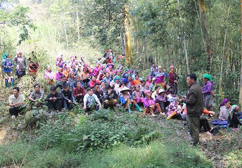 Sau phần lễ, người dân nghe trưởng thôn, cán bộ xã triển khai các nội dung về phát triển kinh tế, bảo vệ rừng, xây dựng nông thôn mới... Sau phần lễ, người dân nghe trưởng thôn, cán bộ xã triển khai các nội dung về phát triển kinh tế, bảo vệ rừng, xây dựng nông thôn mới...