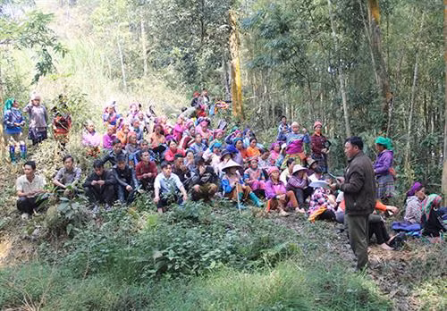 Sau phần lễ, người dân nghe trưởng thôn, cán bộ xã triển khai các nội dung về phát triển kinh tế, bảo vệ rừng, xây dựng nông thôn mới...