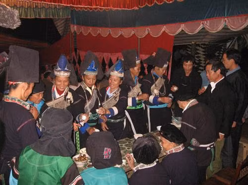 Hai bên gia đình nhà trai, gái uống rượu mừng hạnh phúc của hai cháu