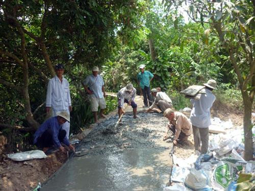Một tuyến đường giao thông ở xã Tân Phong (huyện Cai Lậy, tỉnh Tiền Giang) do người dân đóng góp kinh phí, ngày công xây dựng. Ảnh: tiengiang.gov.vn Một tuyến đường giao thông ở xã Tân Phong (huyện Cai Lậy, tỉnh Tiền Giang) do người dân đóng góp kinh phí, ngày công xây dựng. Ảnh: tiengiang.gov.vn