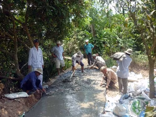 Một tuyến đường giao thông ở xã Tân Phong (huyện Cai Lậy, tỉnh Tiền Giang) do người dân đóng góp kinh phí, ngày công xây dựng. Ảnh: tiengiang.gov.vn