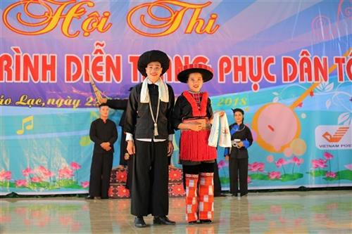 Trình diễn trang phục dân tộc trong Ngày hội văn hóa Chợ tình còn trưng bày, mua bán các sản vật của đồng bào. Là nơi để những người đàn ông dân tộc cùng nhau gặp gỡ, tâm tình và thi lày cỏ. Chàng trai dân tộc Dao trao chiếc khăn cho bạn gái sau đêm chợ tình Chợ tình còn là nơi hẹn hò, giao lưu cùng hát giao duyên của các chàng trai, cô gái dân tộc Lô lô.