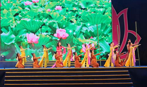 Màn nghệ thuật “Dâng Người câu hát quê hương” tại Lễ hội Làng Sen 2018. Ảnh: Bích Huệ - TTXVN Màn nghệ thuật “Dâng Người câu hát quê hương” tại Lễ hội Làng Sen 2018. Ảnh: Bích Huệ - TTXVN Màn nghệ thuật “Dâng Người câu hát quê hương” tại Lễ hội Làng Sen 2018. Ảnh: Bích Huệ - TTXVN Màn nghệ thuật “Dâng Người câu hát quê hương” tại Lễ hội Làng Sen 2018. Ảnh: Bích Huệ - TTXVN
