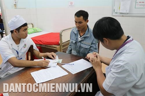 Phần lớn đồng bào dân tộc thiểu số giờ đây đã hiểu và sử dụng thẻ bảo hiểm y tế khi đi khám, chữa bệnh. Ảnh: Hồng Điệp Hiện Gia Lai có gần 1,3 triệu người tham gia bảo hiểm y tế, trong đó gần 478.000 người là dân tộc thiểu số. Ảnh: Hồng Điệp