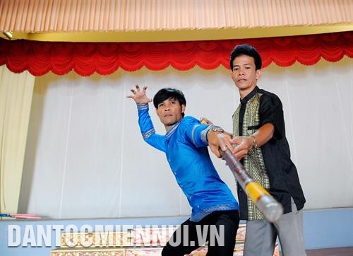 Hướng dẫn các diễn viên trẻ kỹ thuật vũ đạo trong biểu diễn Dù kê tại Đoàn nghệ thuật Khmer tỉnh Sóc Trăng. Ảnh: Phúc Thanh