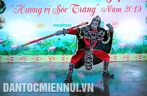 Tạo hình các nhân vật Chằn, Hoàng tử và Hề trong nghệ thuật sân khấu Dù kê của người Khmer Nam Bộ. Ảnh: Chanh Đa Nhân vật phản diện Chằn trên sân khấu Dù kê của người Khmer Nam Bộ. Ảnh: Phúc Thanh
