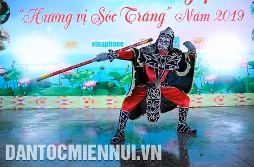 Tạo hình các nhân vật Chằn, Hoàng tử và Hề trong nghệ thuật sân khấu Dù kê của người Khmer Nam Bộ. Ảnh: Chanh Đa Nhân vật phản diện Chằn trên sân khấu Dù kê của người Khmer Nam Bộ. Ảnh: Phúc Thanh