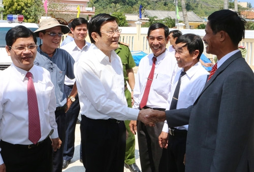 Chủ tịch nước Trương Tấn Sang thăm hỏi cán bộ, nhân dân xã An Hải, huyện đảo Lý Sơn. Ảnh: Nguyễn Khang – TTXVN Chủ tịch nước Trương Tấn Sang thăm hỏi cán bộ, nhân dân xã An Hải, huyện đảo Lý Sơn. Ảnh: Nguyễn Khang – TTXVN