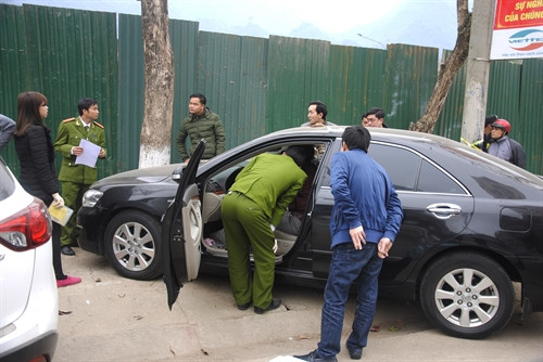 Cảnh sát điều tra Công an thành phố Hà Giang đang khám nghiệm hiện trường phục vụ công tác điều tra vụ án. Ảnh: TTXVN phát Cảnh sát điều tra Công an thành phố Hà Giang đang khám nghiệm hiện trường phục vụ công tác điều tra vụ án. Ảnh: TTXVN phát